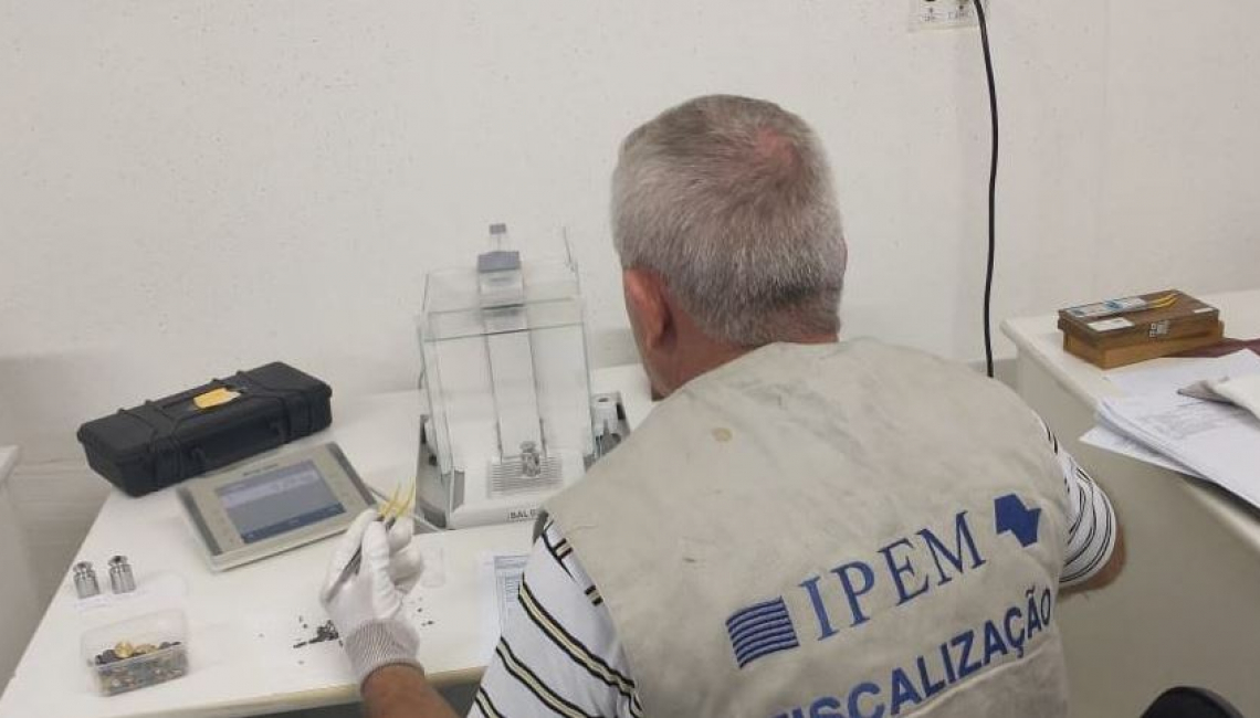 Ipem-SP verifica pesos padrão para indústria e oficinas de manutenção de balanças, na Vila Guilherme, região norte da capital